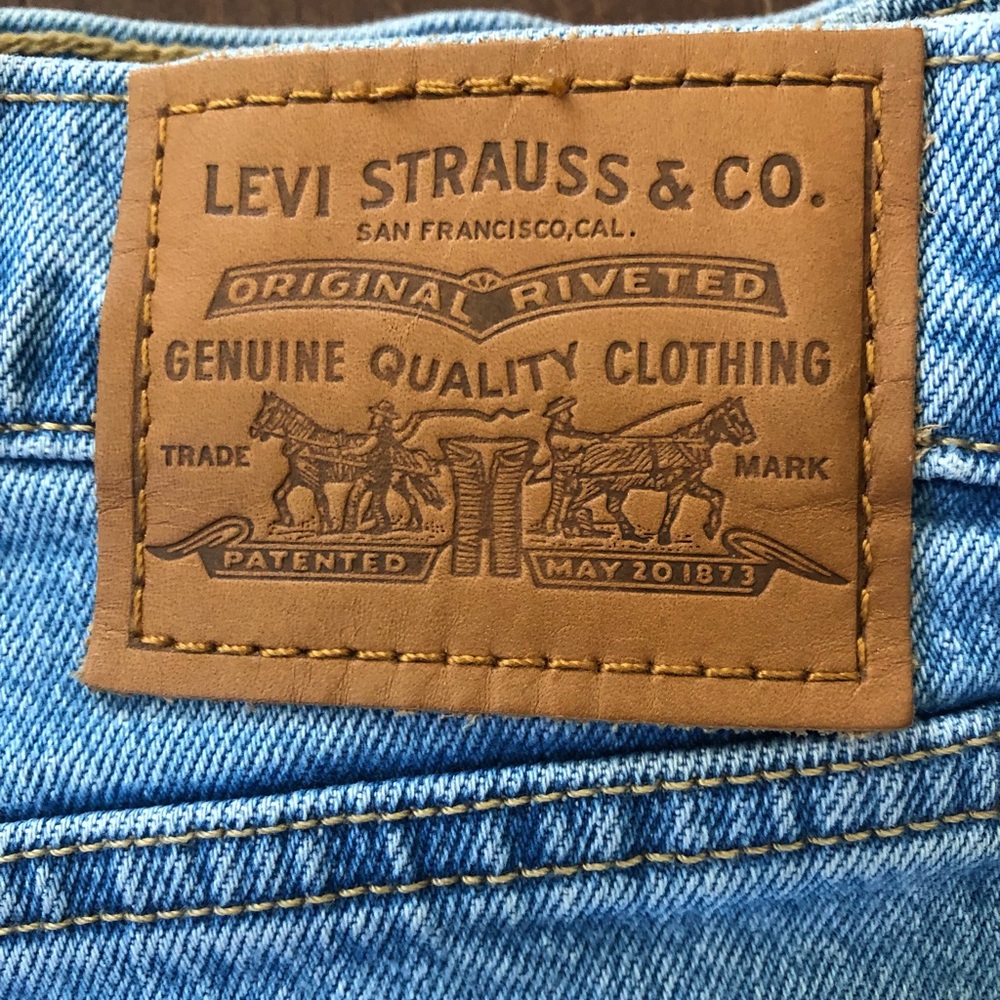 Women’s Levi’s Ribcage Straight leg jeans.